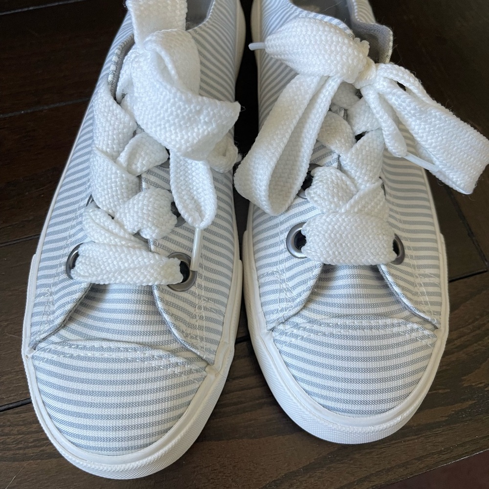 Womens slip on shoes